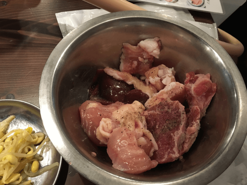 焼肉ホルモンBEBU屋大崎店食べ放題で肉がくる