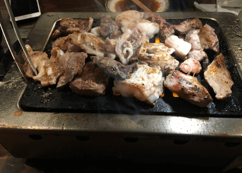 焼肉ホルモンBEBU屋大崎店　肉を焼きまくり！